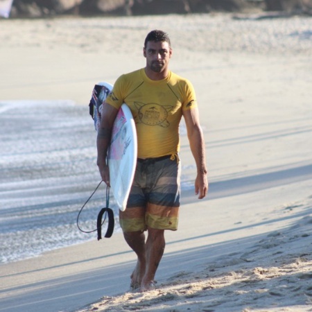 Surfista Leo Neves morreu antes de chegar a um hospital, no distrito de Bacaxá - Reprodução/Origem Surf/Filipe Burjato