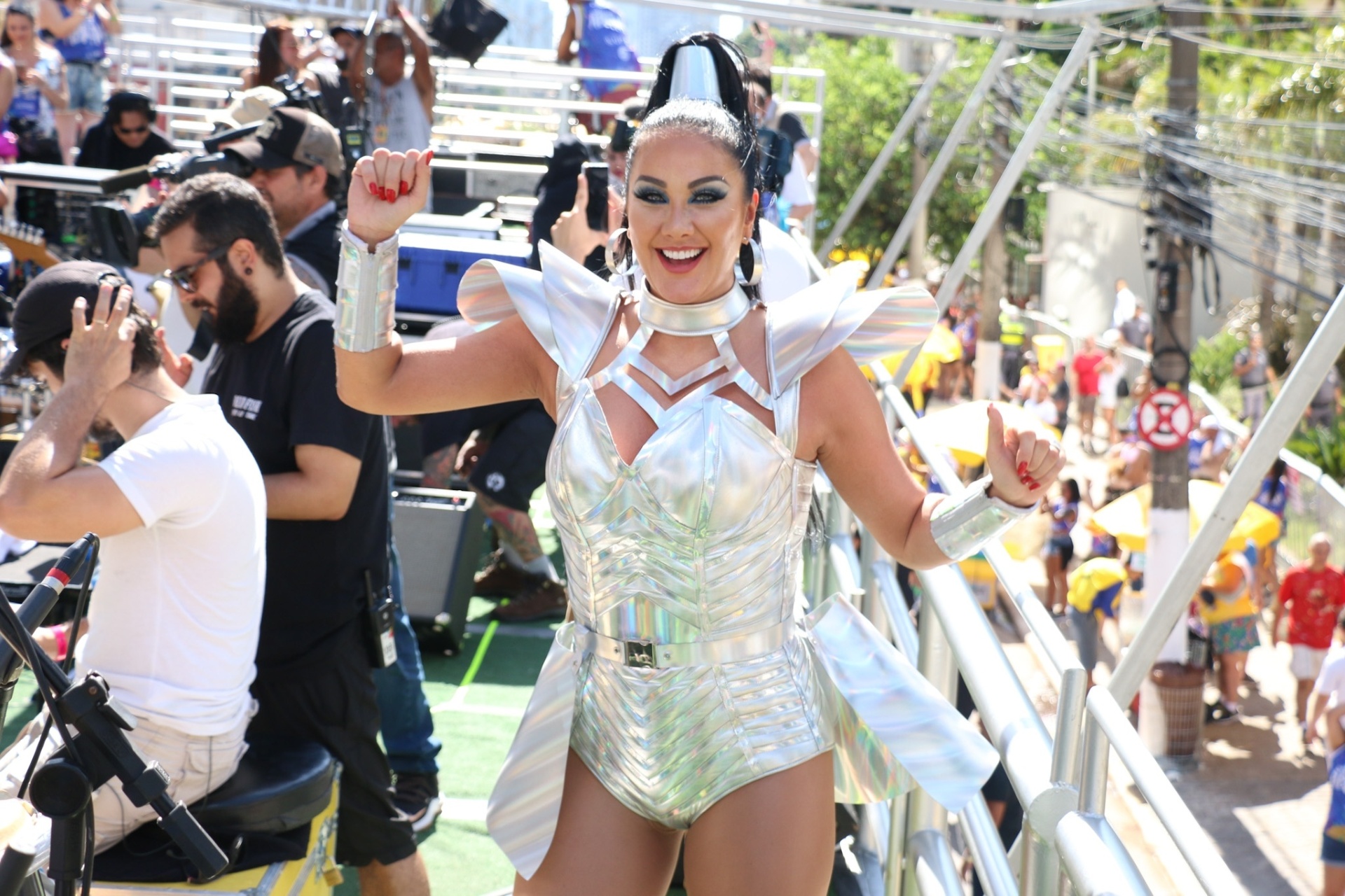 Helen Ganzarolli aposta em look futurista no Bloco do Abrava - 15/02/2020 -  UOL Carnaval 2020