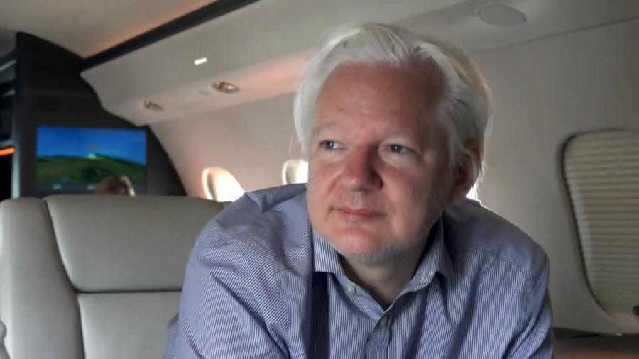 WikiLeaks posta foto de Julian Assange em avião após libertação dele de prisão no Reino Unido