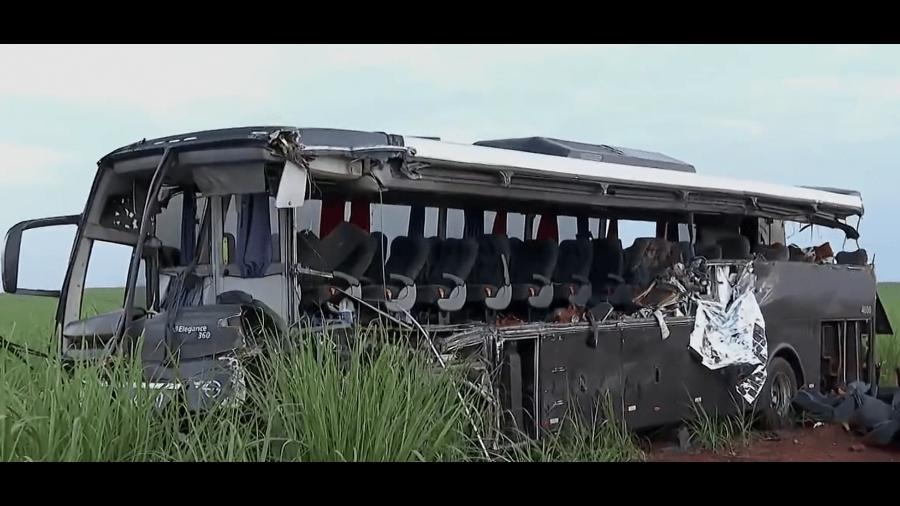 Acidente envolvendo caminhão e ônibus com universitários deixou ao menos 12 mortos Acidente envolvendo caminhão e ônibus com universitários deixou ao menos 12 mortos