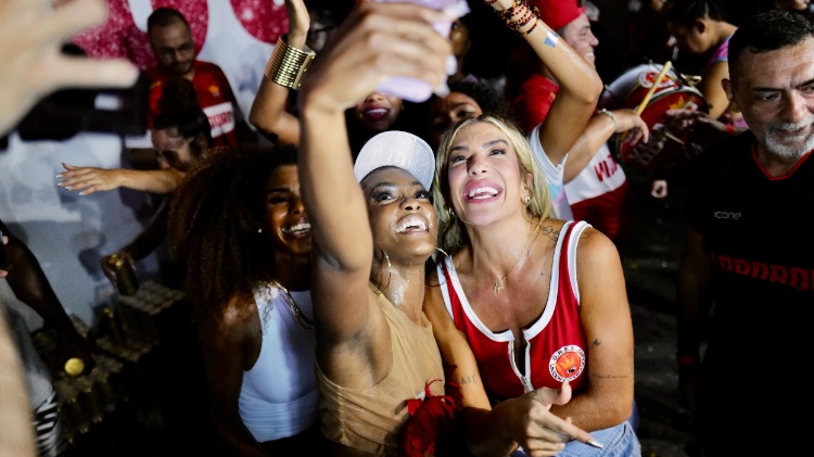 Fãs fazem selfie com Lore Improta, musa da Viradouro
