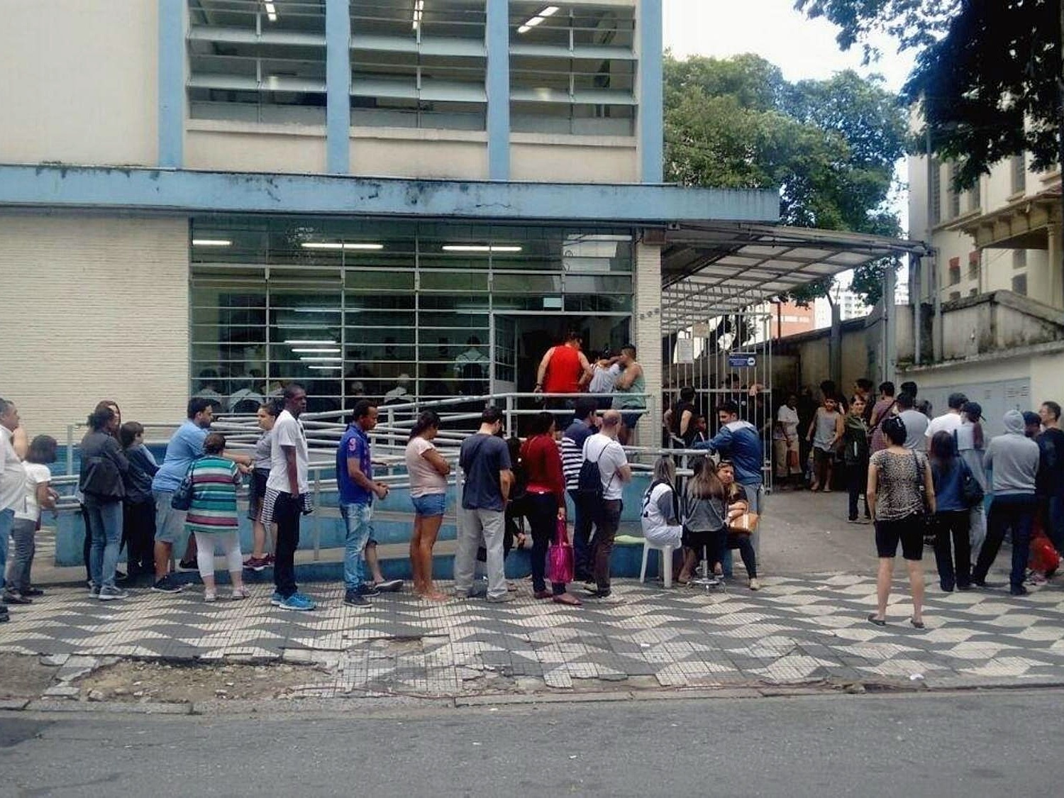 Prefeitura de SP amplia horário em AMAs e UBSs após alta da covid