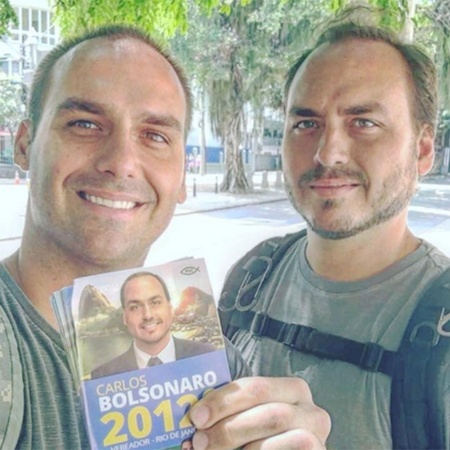 Os irmãos Eduardo e Carlos Bolsonaro, filhos do presidente  - Reprodução/Facebook
