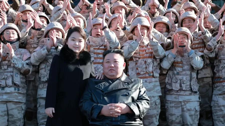 Kim Jong Un ao lado de sua suposta filha Kim Ju-ae, em 2022 - KCNA VIA KNS / AFP