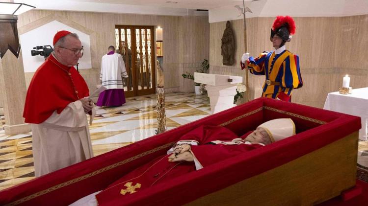 Pietro Parolin ao lado do caixão do papa Francisco Pietro Parolin ao lado do caixão do papa Francisco