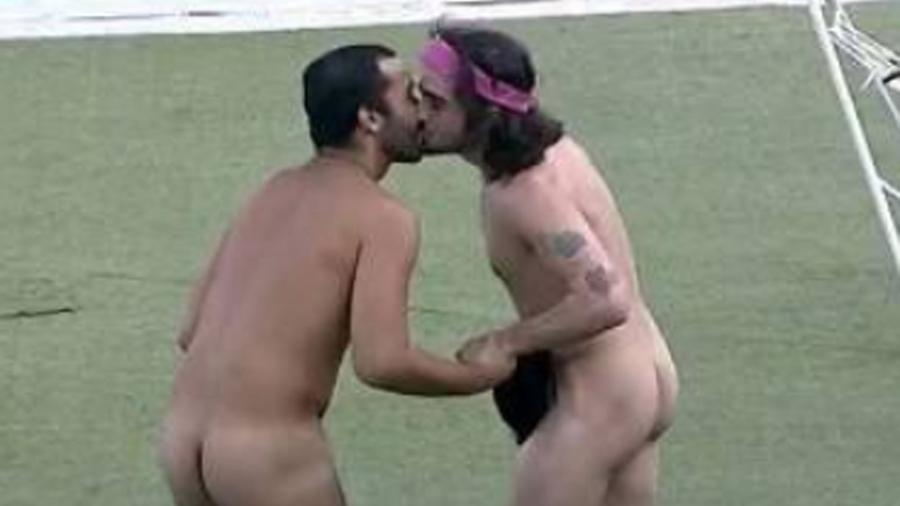 Gil e Fiuk se beijam e pulam pelados na piscina para comemorar volta do paredão - Reprodução/Globoplay