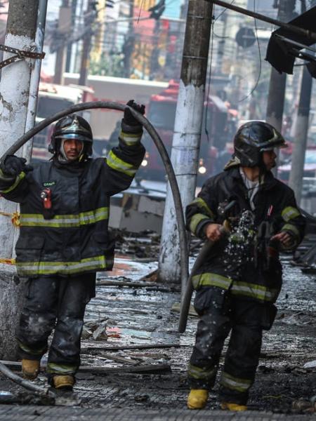 Bombeiros de SP trabalham no rescaldo do incêndio no Shopping 25 Brás, na quinta-feira (31)  - Felipe Iruatã - 30.out.2024/Folhapress