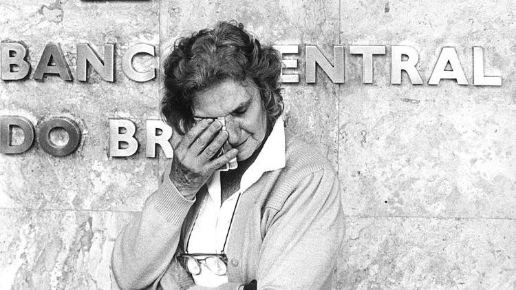 21.mai.2012 - Mulher chora na frente do Banco Central, em São Paulo, por ter ficado com o dinheiro retido após vender a casa com a intenção de comprar outra, no episódio de confisco das cadernetas de poupança, como parte do Plano Collor 21.mai.2012 - Mulher chora na frente do Banco Central, em São Paulo, por ter ficado com o dinheiro retido após vender a casa com a intenção de comprar outra, no episódio de confisco das cadernetas de poupança, como parte do Plano Collor