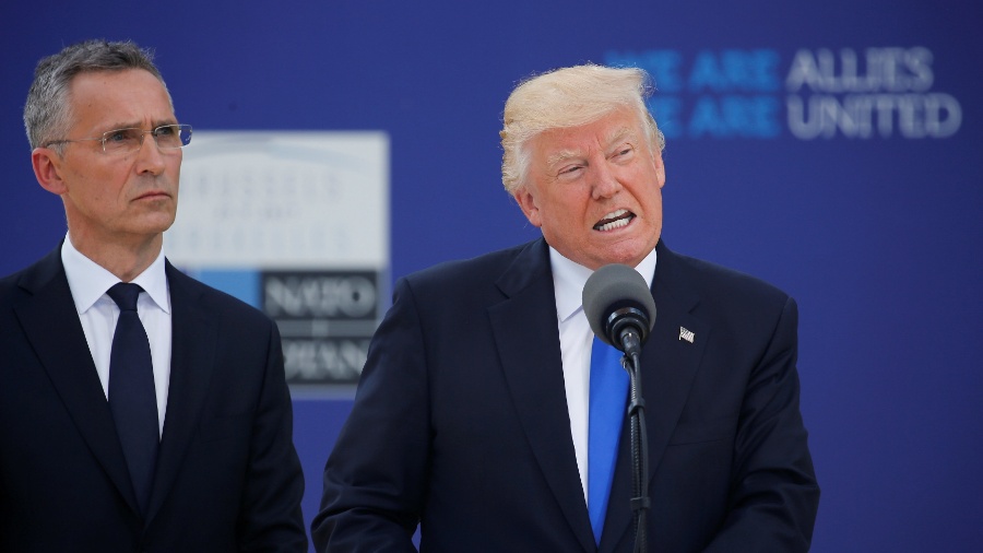 25.mai.2017 - Donald Trump, presidente dos EUA, discursa ao lado do secretário-geral da OTAN, Jens Stoltenberg, no início da cúpula da OTAN em sua nova sede em Bruxelas, na Bélgica