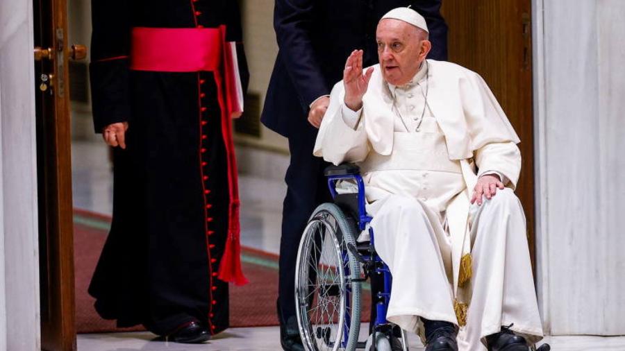 Papa Francisco chega em cadeira de rodas para audiência no Vaticano - Guglielmo Mangiapane/Reuters