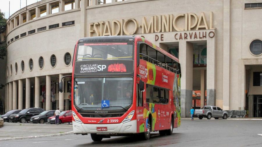 Ônibus double decker do Circular Turismo SP trafegando na Praça Charles Miller