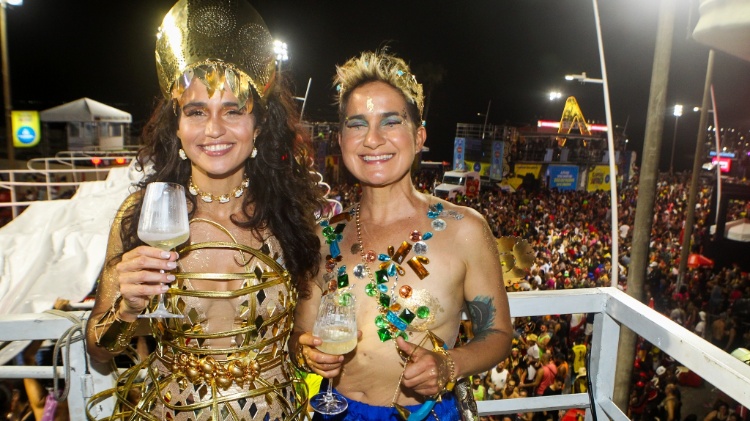 Nanda Costa e Lan Lanh curtem o trio Os Mascarados, em Salvador