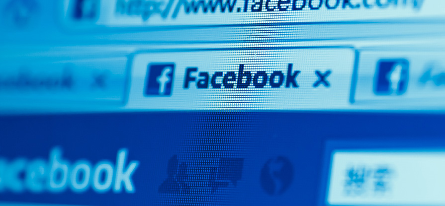 Vírus que muda cor do Facebook ataca de novo